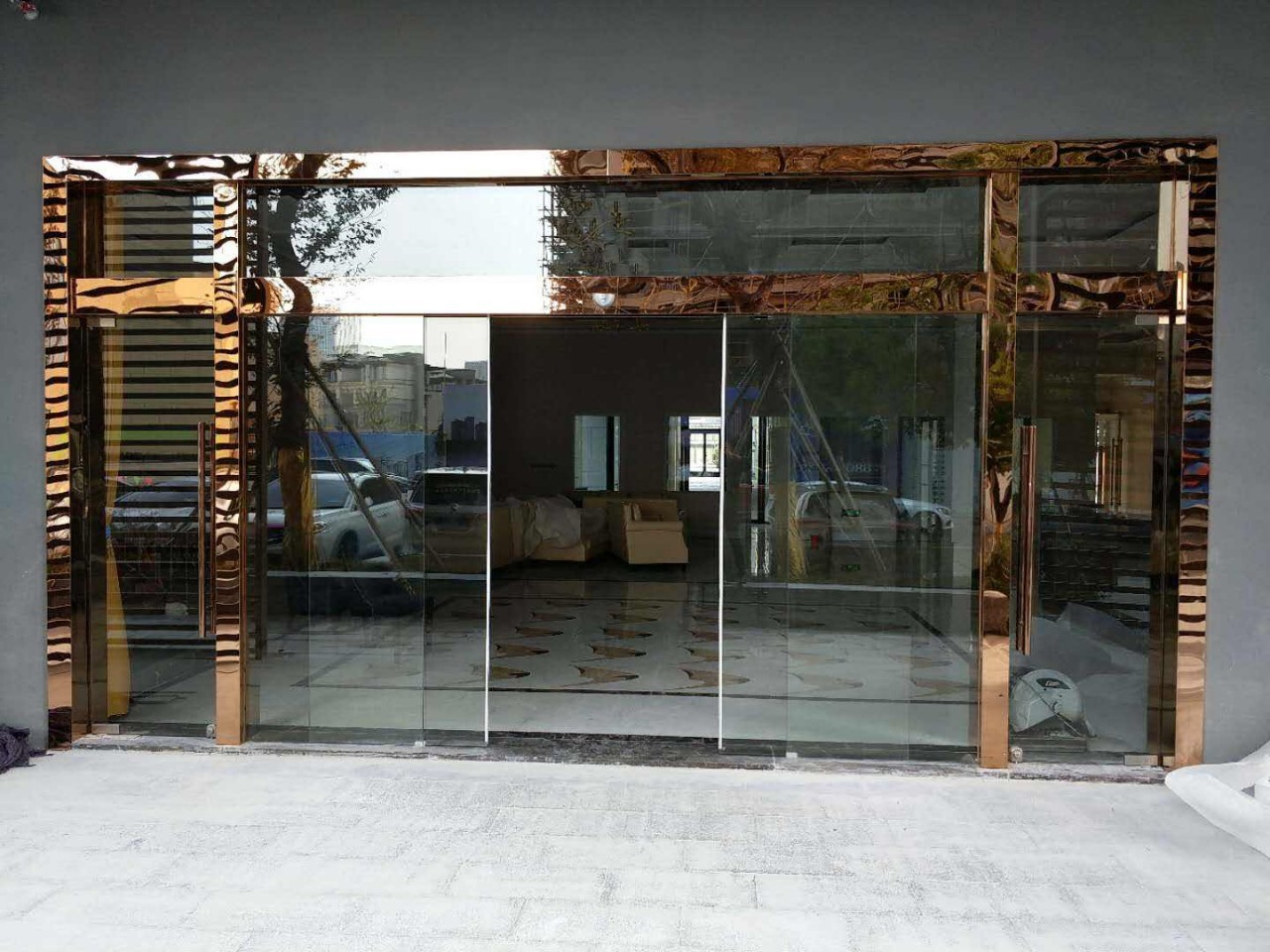 车展与4S店现代化升级 电动平移感应玻璃门的应用与厂家选择